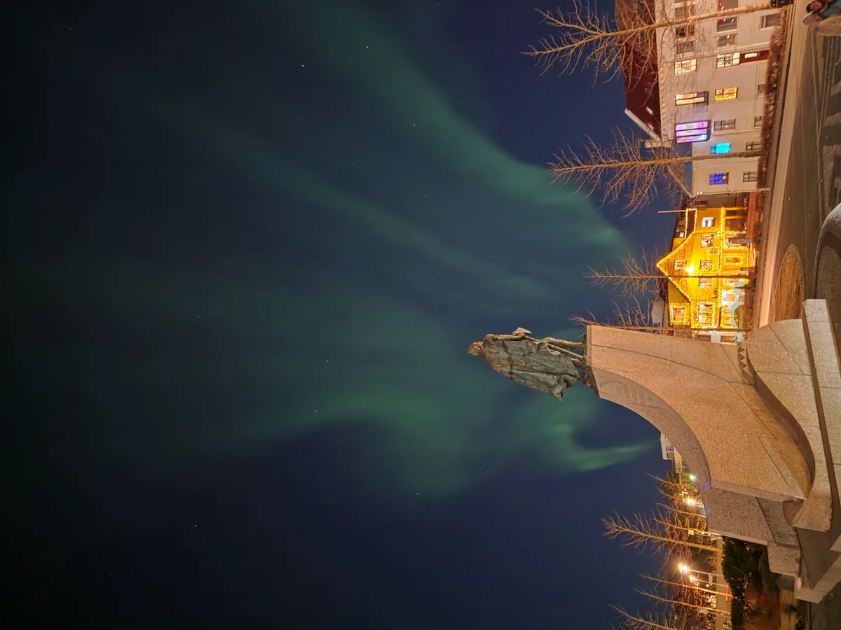 Northern Lights tour Iceland - Aurora over mountains